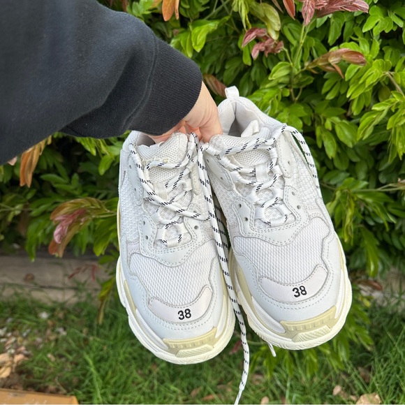BALENCIAGA WOMEN'S TRIPLE S SNEAKER IN WHITE - Picture 9 of 12
